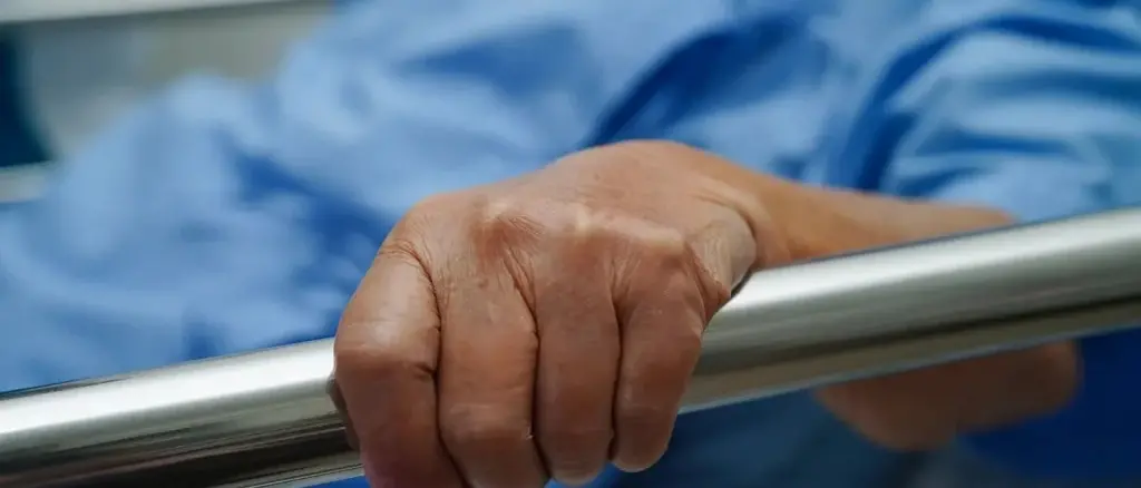 «Sono un medico ma a Vibo non riesco a far curare mia madre»: in una lettera tutti i paradossi del sistema sanitario locale\n