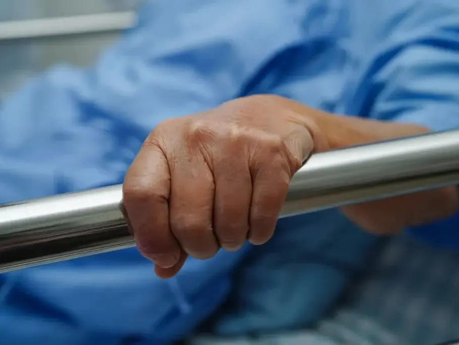 «Sono un medico ma a Vibo non riesco a far curare mia madre»: in una lettera tutti i paradossi del sistema sanitario locale