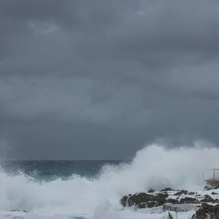 Meteo Vibonese, ora a far paura sono le mareggiate:\u00A0il vento forte alza le onde oltre i 4 metri\u00A0\n