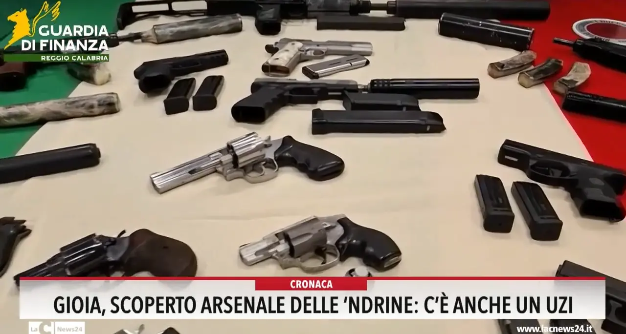 Gioia, scoperto arsenale delle 'ndrine: c'è anche un uzi