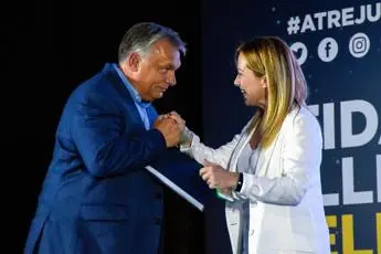 Orbán in difficoltà, Meloni esposta: il rischio politico di uno schieramento sbagliato mentre in Ungheria cambia vento\n