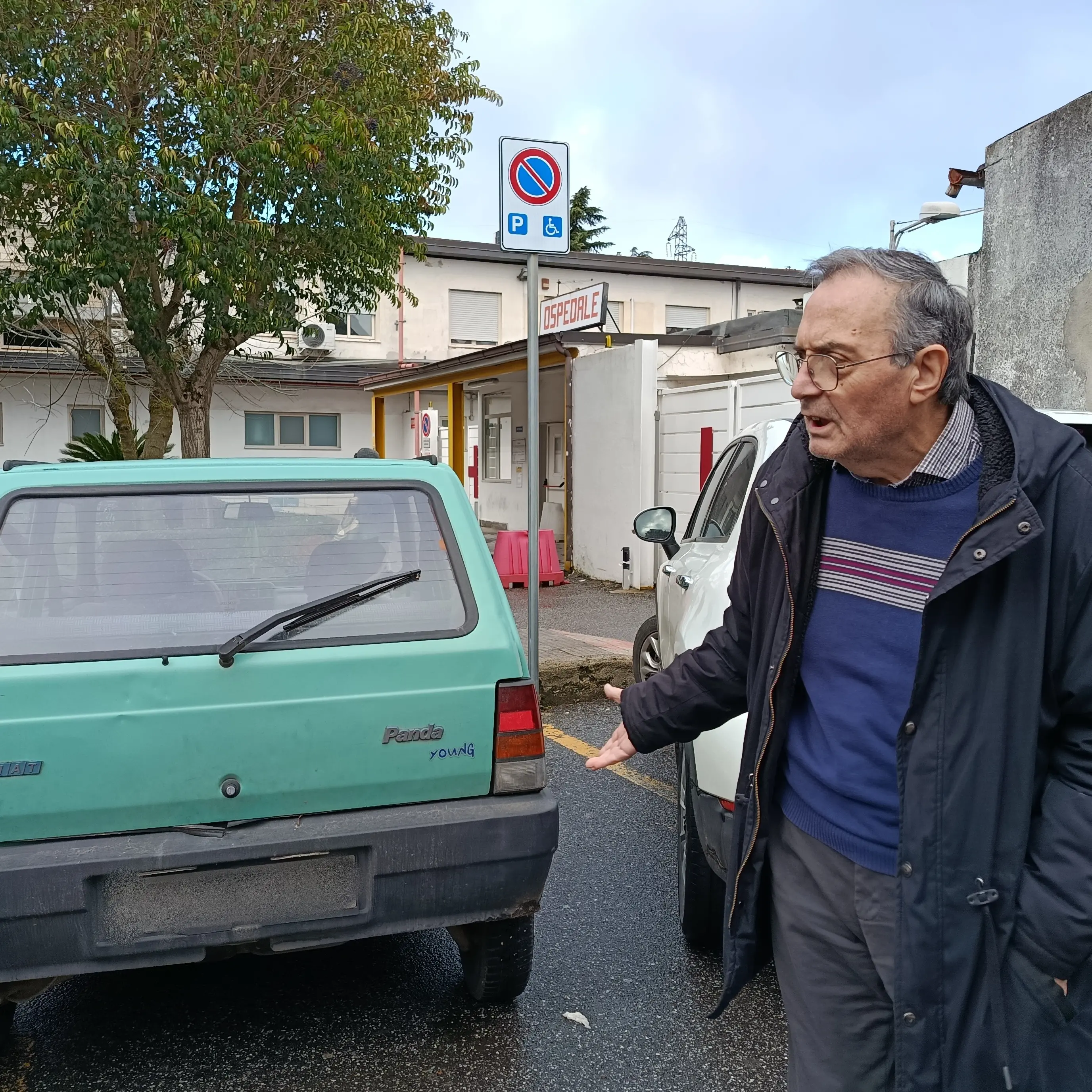 Vibo, per\u00A0mangiare la pizza occupano il parcheggio\u00A0di chi deve fare la dialisi: «Non c’è rispetto per le persone e per le regole»\n