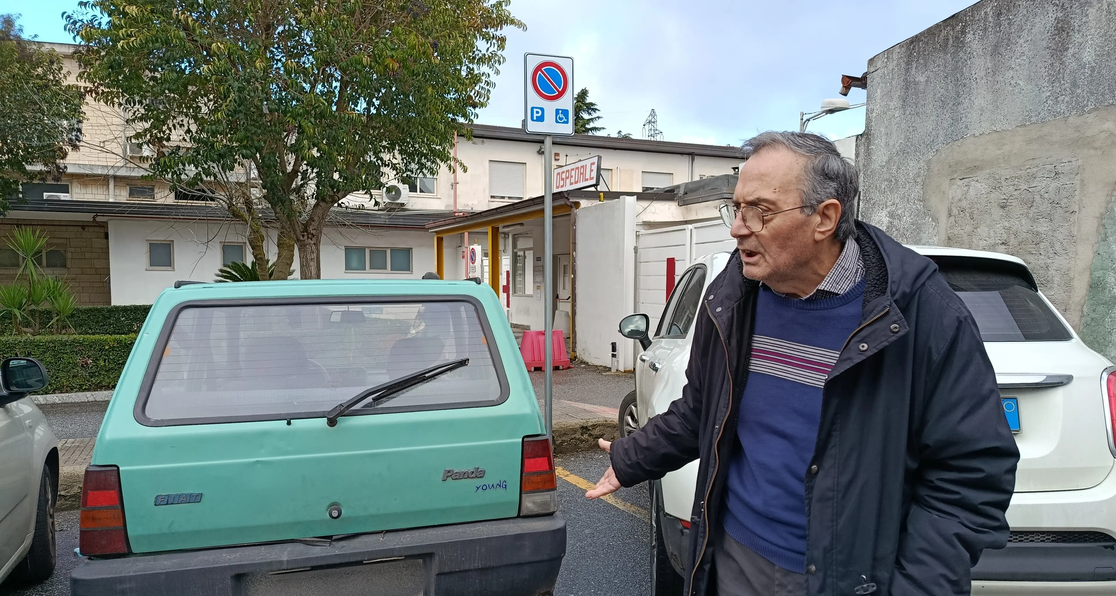 Vibo, per\u00A0mangiare la pizza occupano il parcheggio\u00A0di chi deve fare la dialisi: «Non c’è rispetto per le persone e per le regole»\n