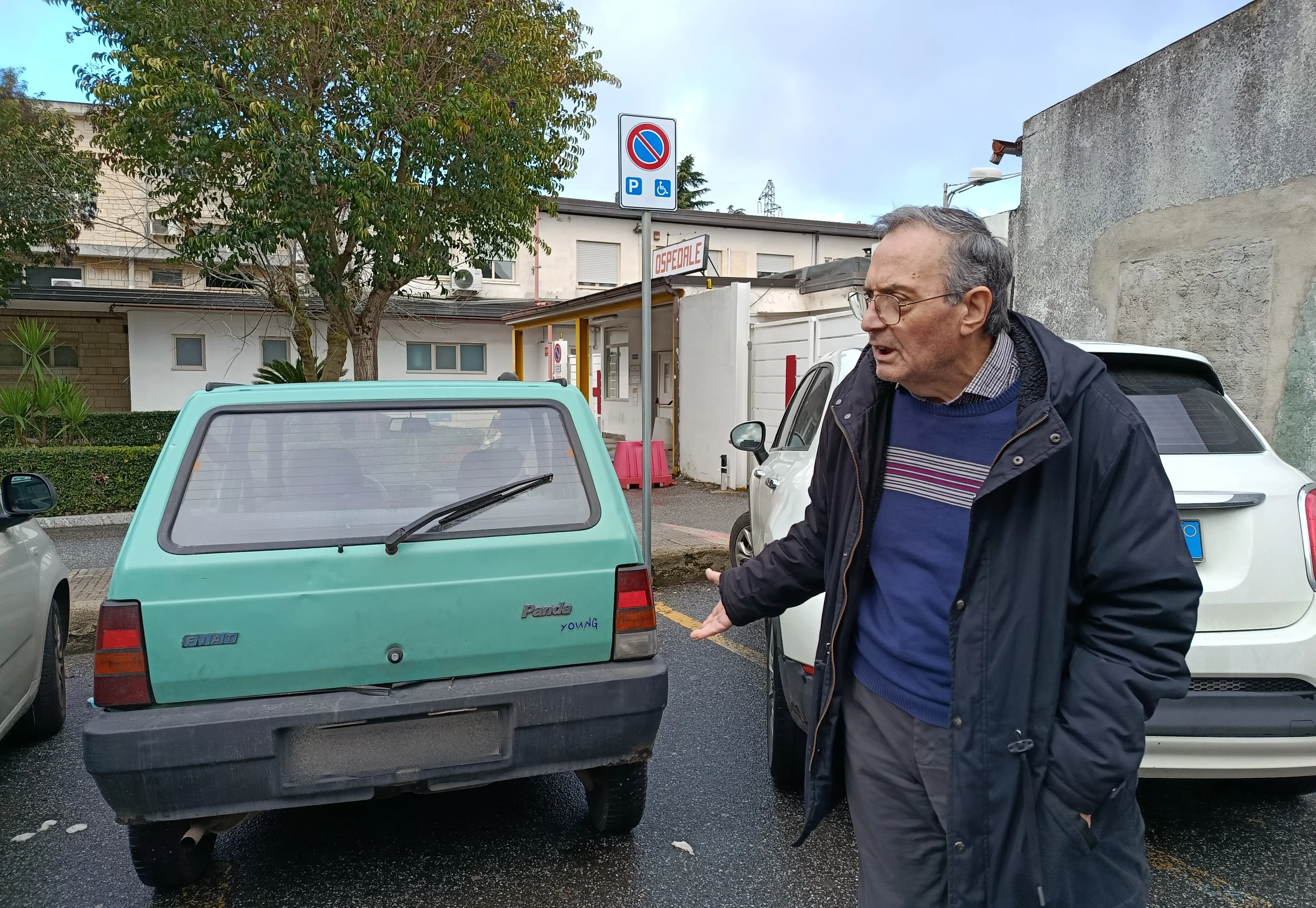 Vibo, per\u00A0mangiare la pizza occupano il parcheggio\u00A0di chi deve fare la dialisi: «Non c’è rispetto per le persone e per le regole»\n