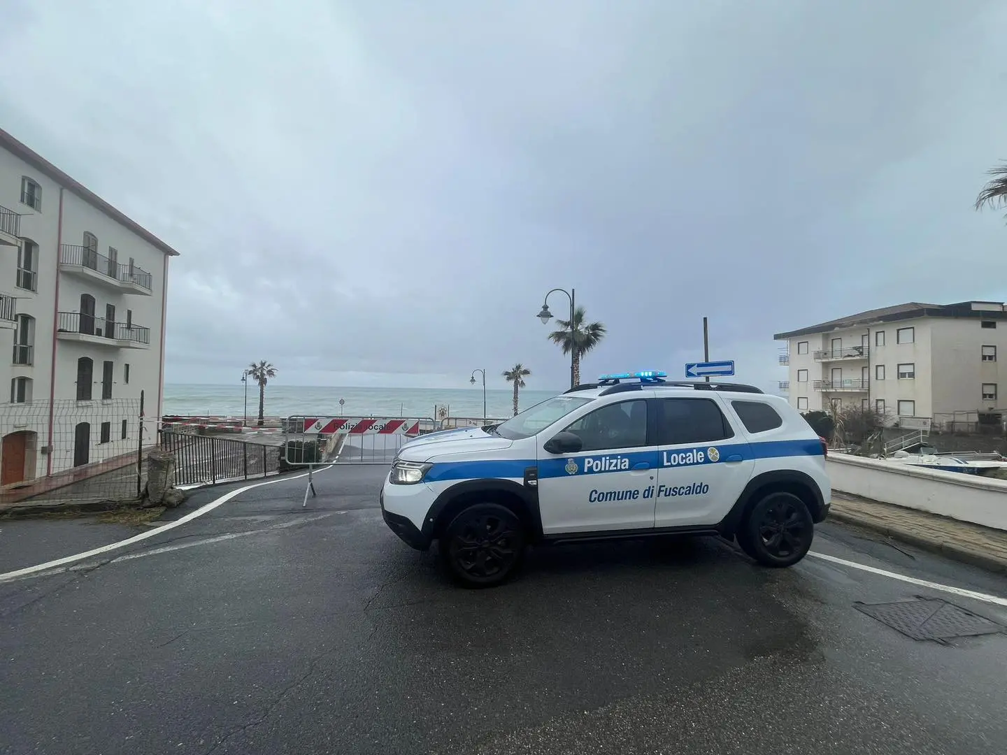 Fuscaldo, chiuso il lungomare per le forti mareggiate: interdizione a traffico e pedoni\n