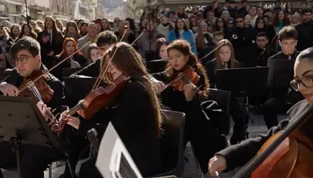 Cosenza “canta” Sanremo: ecco il nuovo spot Rai con il brano\u00A0\"La Solitudine”\n