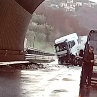 Incidente sull'A2, Camion di traverso tra Rogliano e Cosenza: traffico bloccato