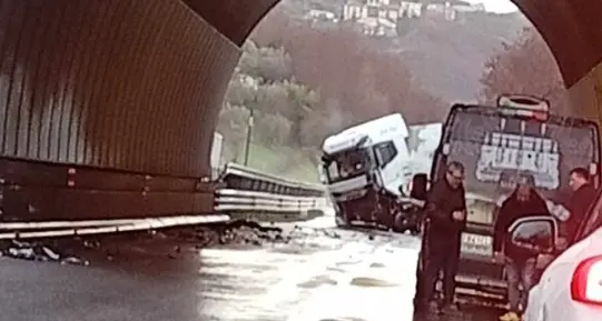 Camion di traverso sulla A2 tra Rogliano e Cosenza: traffico in tilt\n
