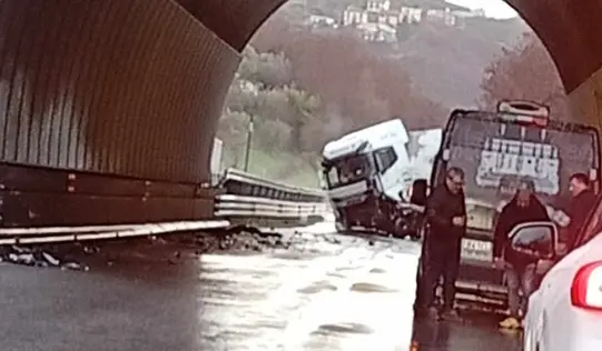 Camion di traverso sulla A2 tra Rogliano e Cosenza: traffico in tilt\n