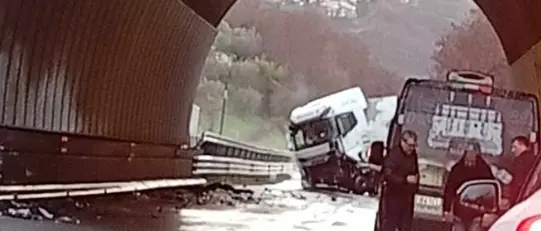 Camion di traverso sulla A2 tra Rogliano e Cosenza: traffico in tilt\n