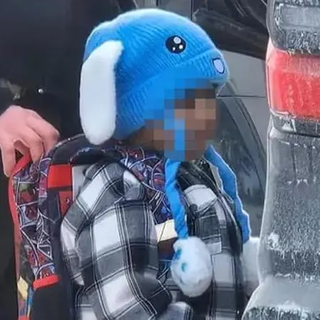 Liam, cinque anni, dietro le sbarre con suo padre: il cappello blu, lo zainetto di Spider-Man e l’America che non guarda\n