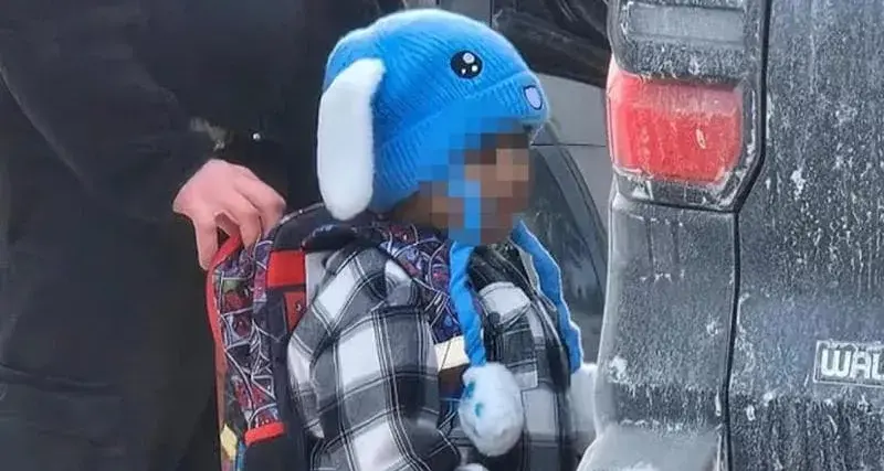 Liam, cinque anni, dietro le sbarre con suo padre: il cappello blu, lo zainetto di Spider-Man e l’America che non guarda\n