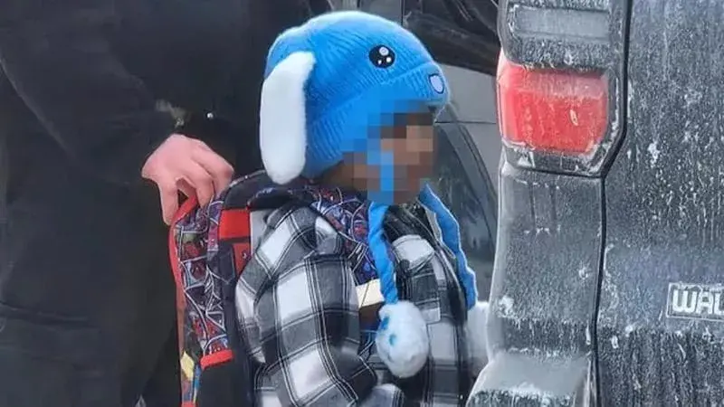 Liam, cinque anni, dietro le sbarre con suo padre: il cappello blu, lo zainetto di Spider-Man e l’America che non guarda\n