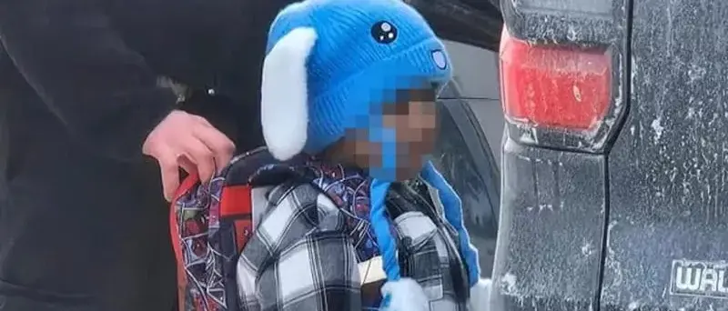 Liam, cinque anni, dietro le sbarre con suo padre: il cappello blu, lo zainetto di Spider-Man e l’America che non guarda\n