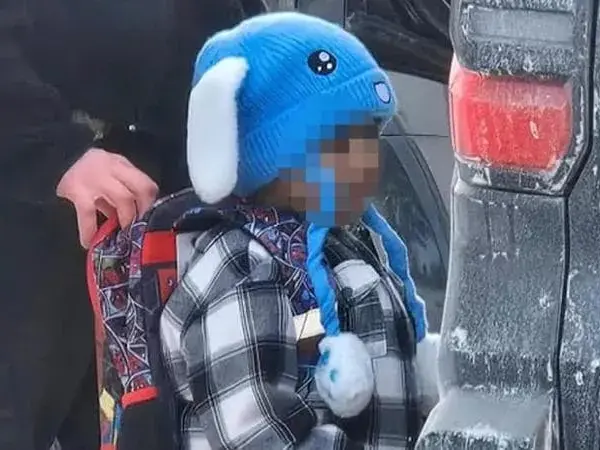 Liam, cinque anni, dietro le sbarre con suo padre: il cappello blu, lo zainetto di Spider-Man e l’America che non guarda