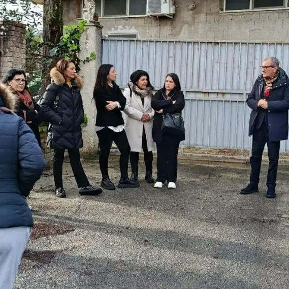Lavori alla scuola di Porto Salvo, il sindaco incontra i genitori: «Vogliamo torni presto ad essere un luogo sicuro»\n