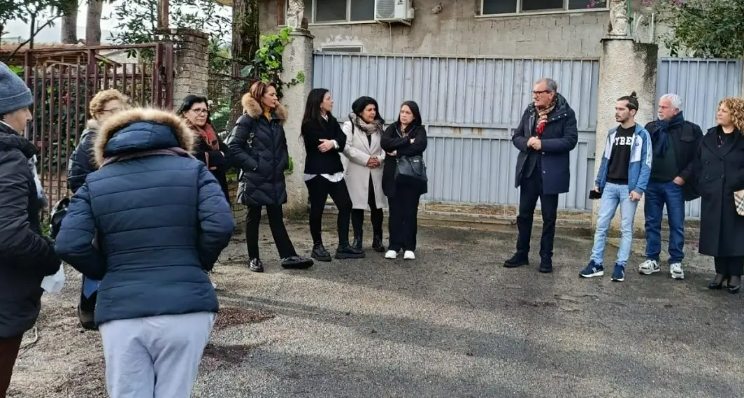 Lavori alla scuola di Porto Salvo, il sindaco incontra i genitori: «Vogliamo torni presto ad essere un luogo sicuro»\n