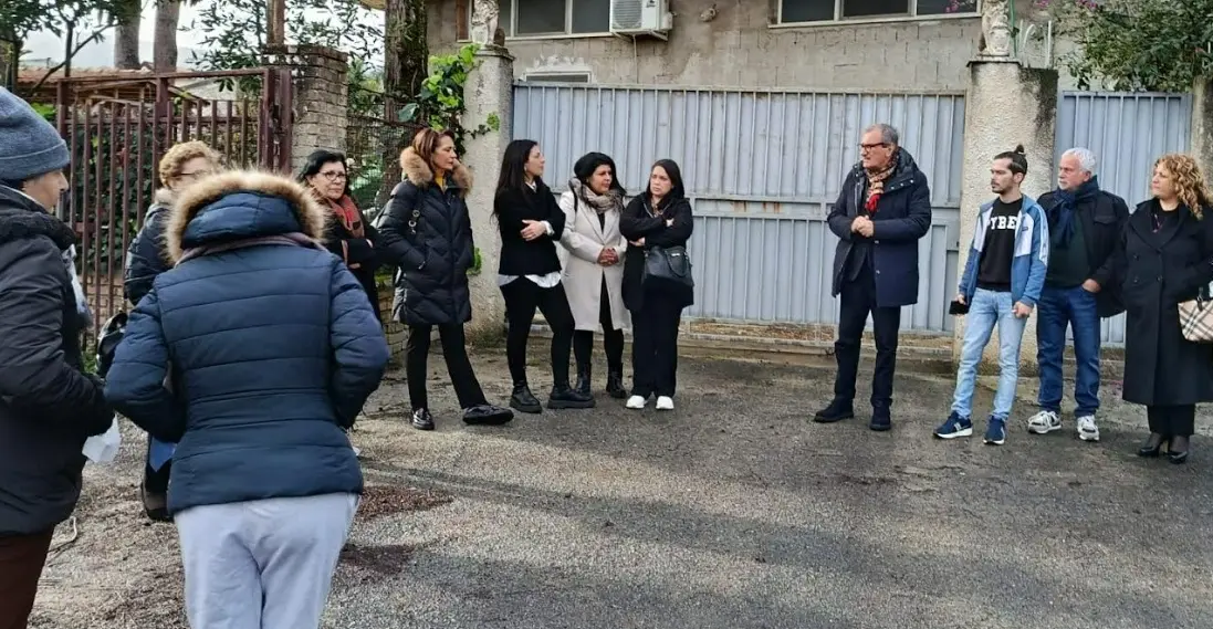 Lavori alla scuola di Porto Salvo, il sindaco incontra i genitori: «Vogliamo torni presto ad essere un luogo sicuro»\n
