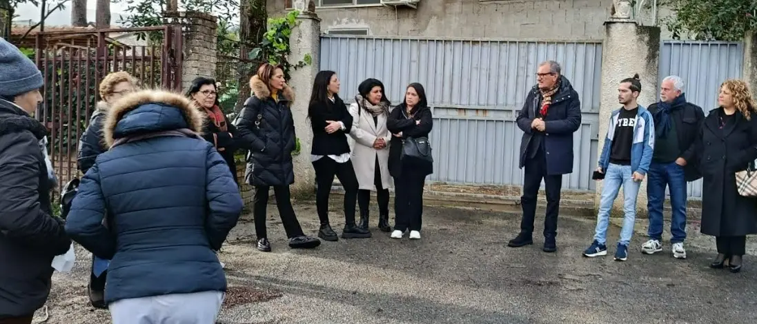 Lavori alla scuola di Porto Salvo, il sindaco incontra i genitori: «Vogliamo torni presto ad essere un luogo sicuro»\n