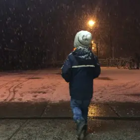 Undicenne lasciato a piedi nella neve per un biglietto errato: esplode il caso sul bus di linea\n