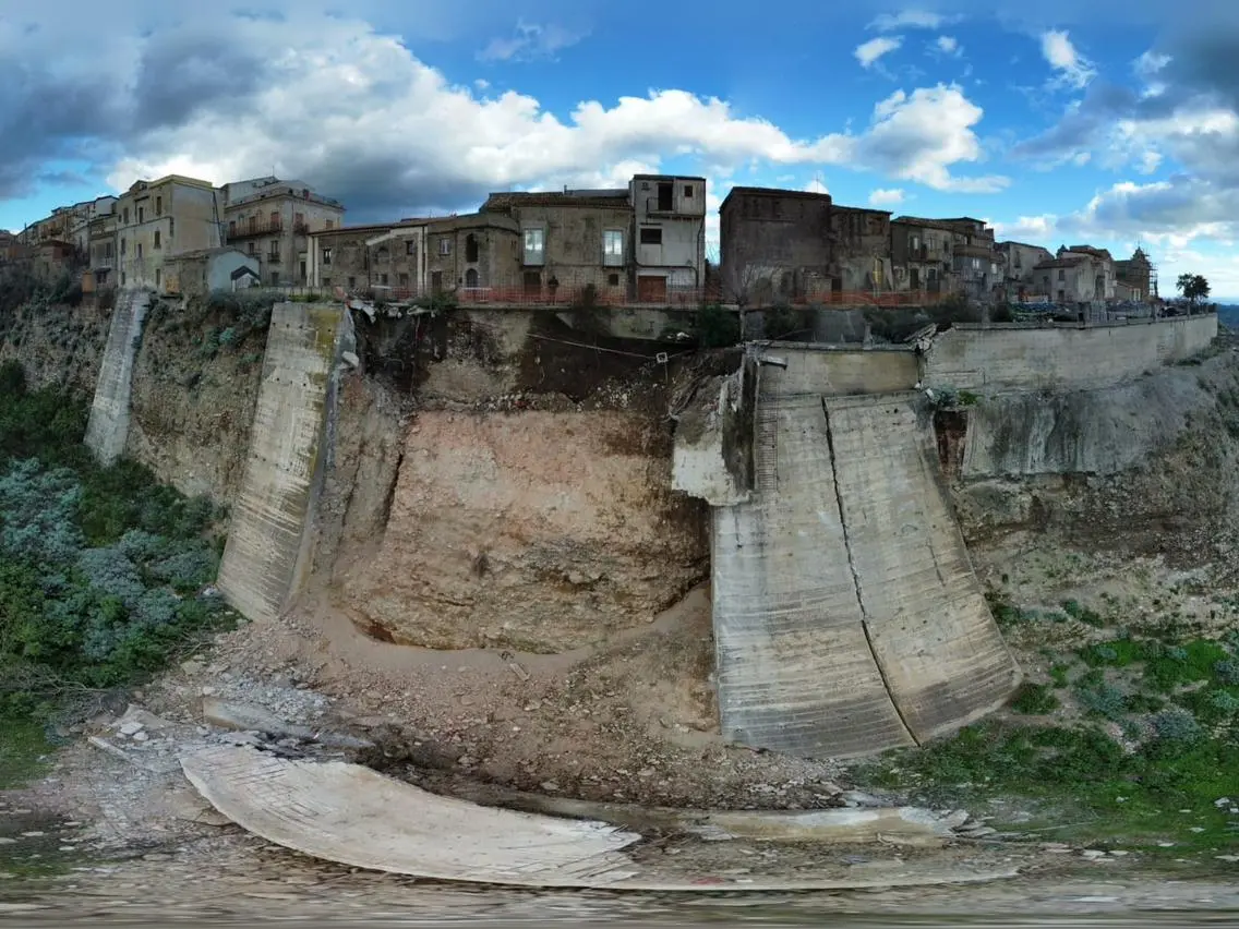 Caulonia, la Niscemi calabrese continua a crollare. Il sindaco: «Servono almeno 12 milioni di euro»