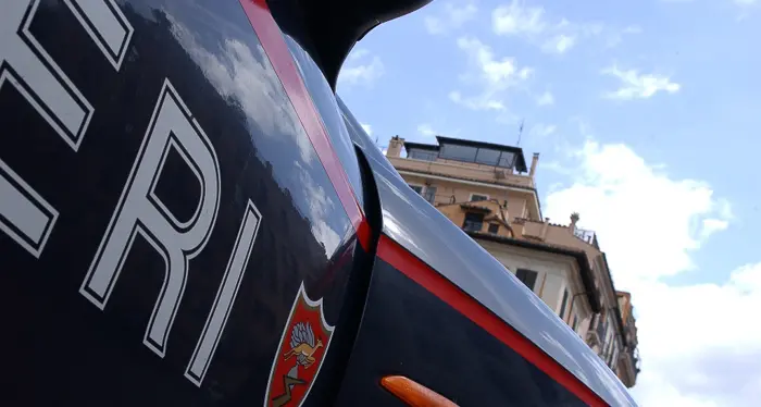 Le tolgono la figlia e tenta di incendiare studio legale e municipio\n