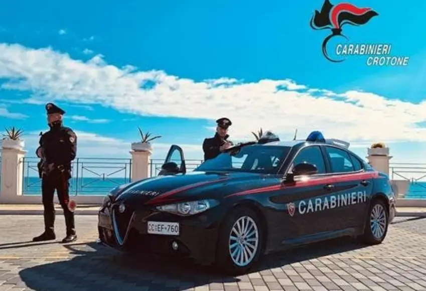 Rifiuti speciali a margine della 106 a Cirò: i carabinieri sequestrano una discarica abusiva\n