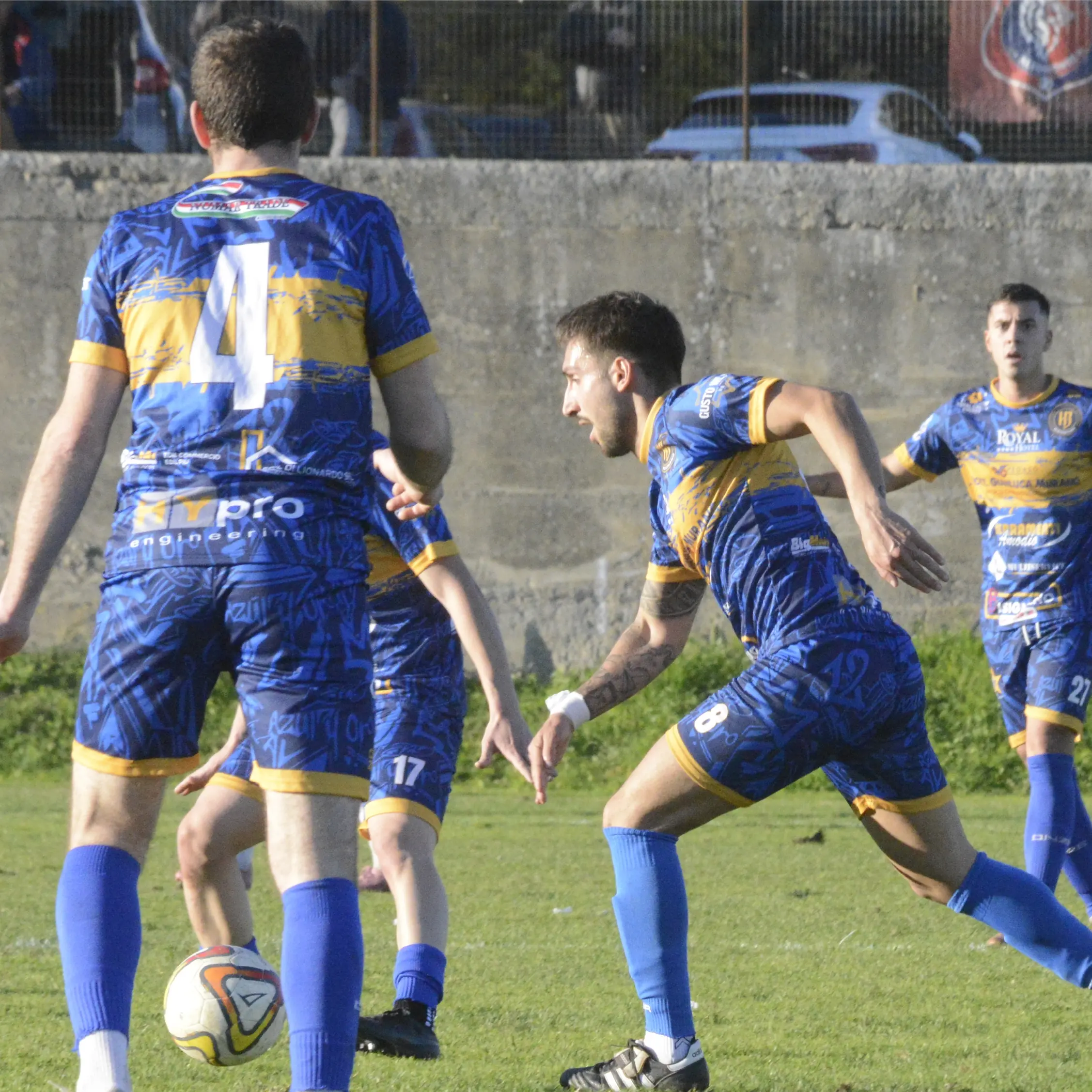 Riflettori sulla sfida Morrone-Cassano. Il Mesoraca insidia la vetta contro lo Scalea