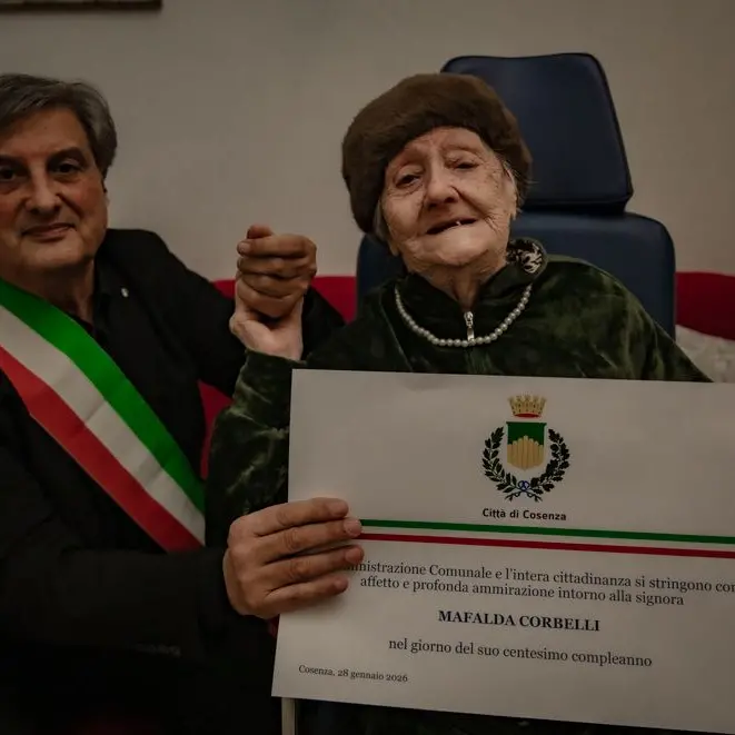Cosenza festeggia i 100 anni di Mafalda Corbelli, omaggio del Comune e del sindaco\n
