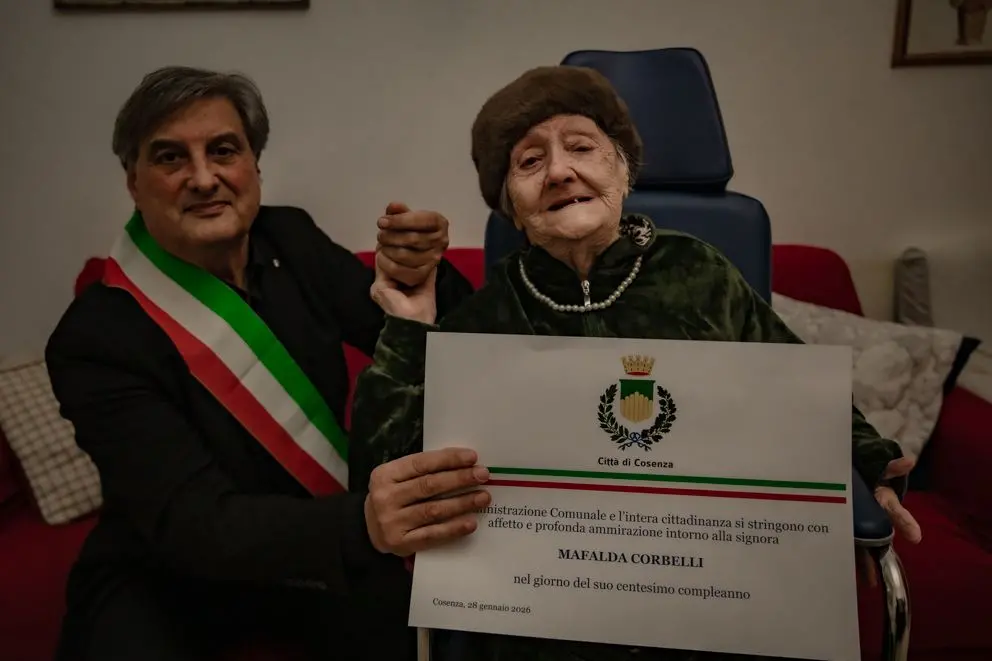 Cosenza festeggia i 100 anni di Mafalda Corbelli, omaggio del Comune e del sindaco\n
