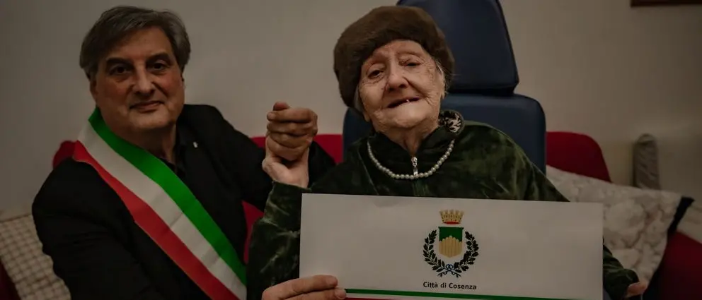 Cosenza festeggia i 100 anni di Mafalda Corbelli, omaggio del Comune e del sindaco\n