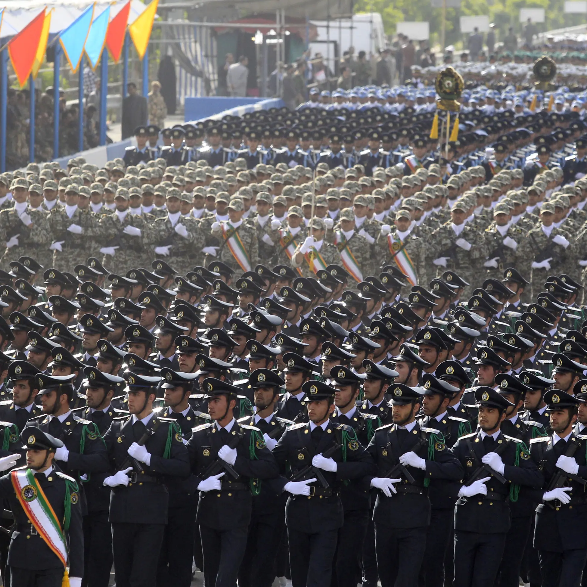 Le Guardie della rivoluzione nella lista Ue dei terroristi, l’Iran: «Decisione ostile che ricadrà sui politici europei»\n