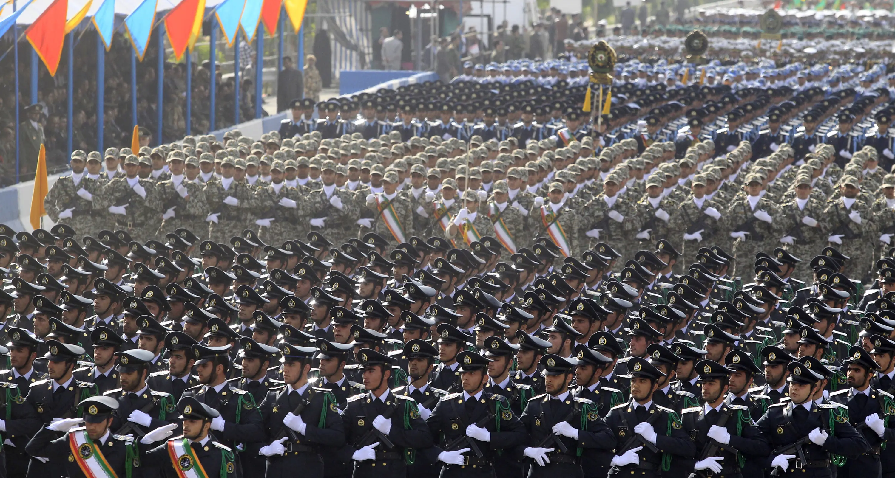 Le Guardie della rivoluzione nella lista Ue dei terroristi, l’Iran: «Decisione ostile che ricadrà sui politici europei»\n