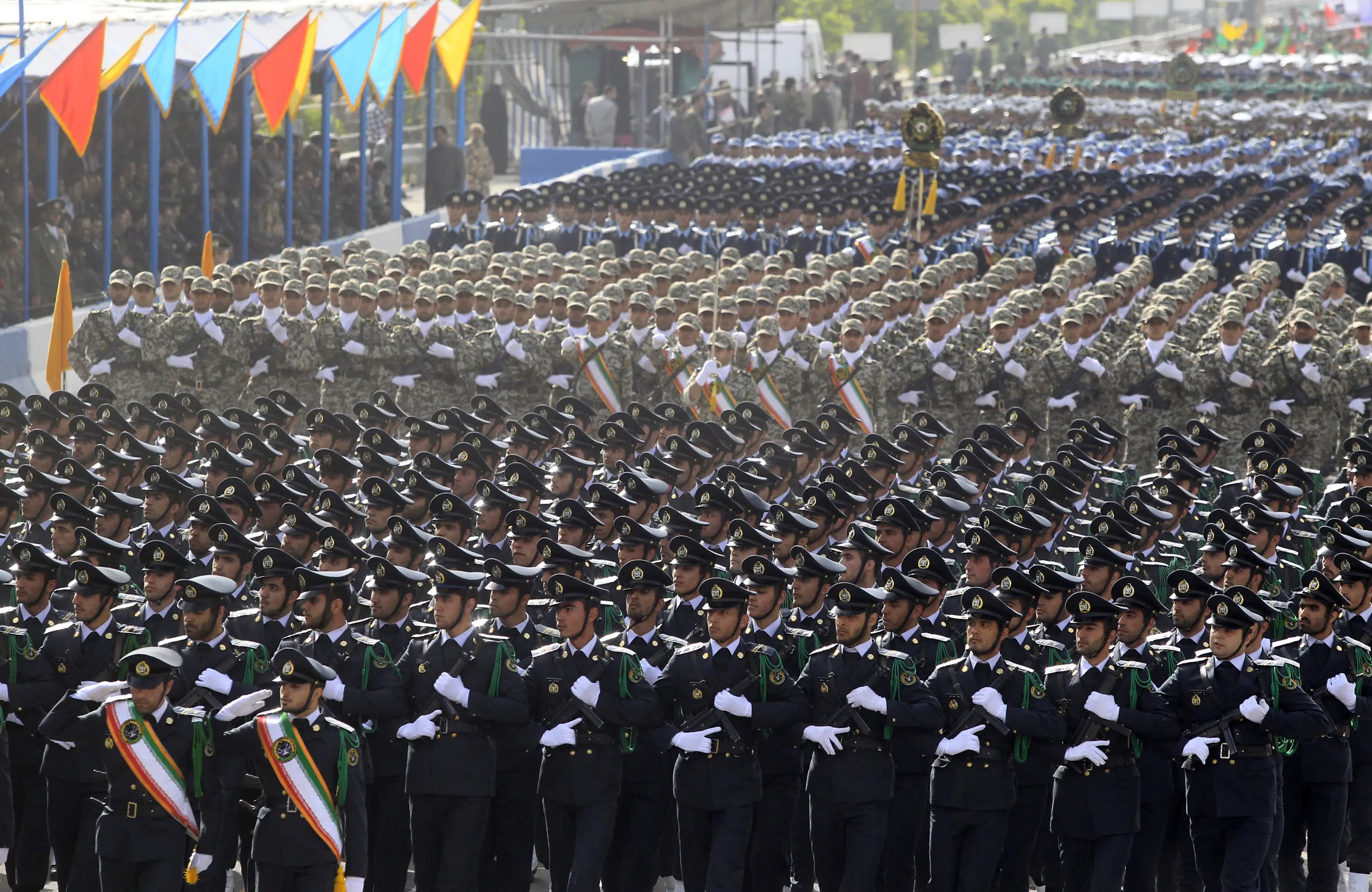 Le Guardie della rivoluzione nella lista Ue dei terroristi, l’Iran: «Decisione ostile che ricadrà sui politici europei»\n