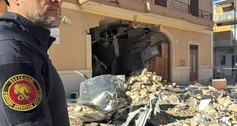 Assalti a sportelli bancomat: sgominata banda con base logistica nel Foggiano: fermati cinque giovani\n