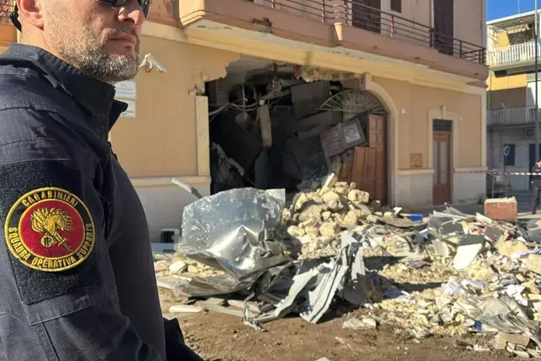 Assalti a sportelli bancomat, sgominata banda con base logistica nel Foggiano: fermati cinque giovani