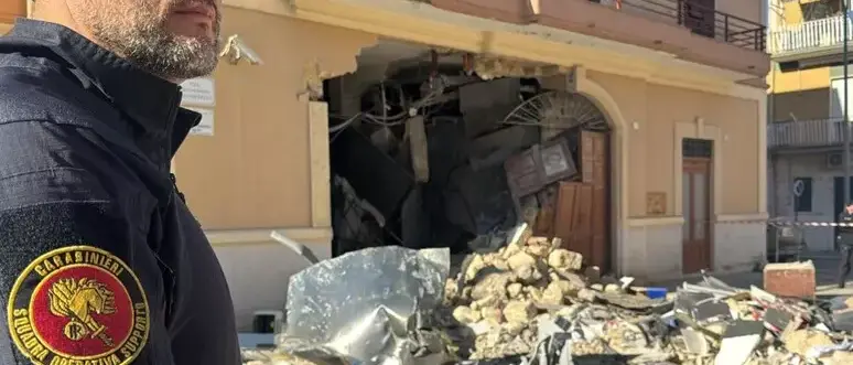 Assalti a sportelli bancomat, sgominata banda con base logistica nel Foggiano: fermati cinque giovani