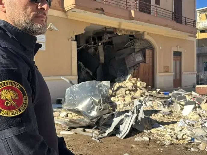 Assalti a sportelli bancomat, sgominata banda con base logistica nel Foggiano: fermati cinque giovani