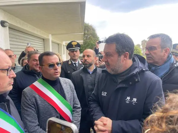 Salvini nel Reggino dopo il ciclone Harry: «I 100 milioni servono subito, ma va tagliata la burocrazia» 