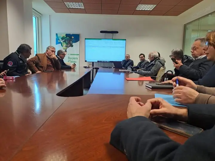 Erosione costiera, il Comune di Fuscaldo chiede interventi urgenti. Riunione operativa in Regione\n