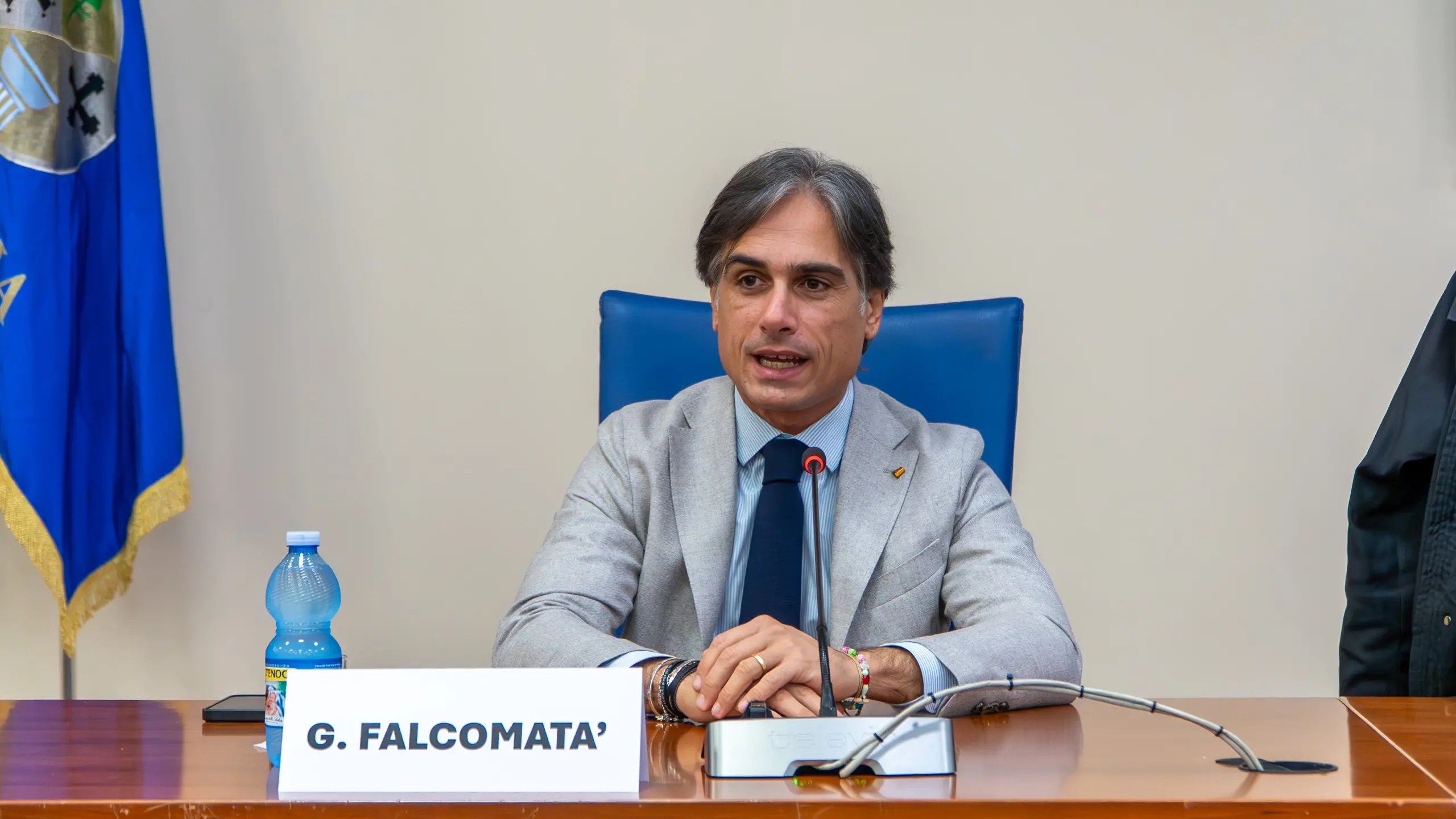 Falcomatà interroga Occhiuto: «Perchè paghiamo 50 euro a passeggero a fronte dei 10 delle altre regioni?»\n