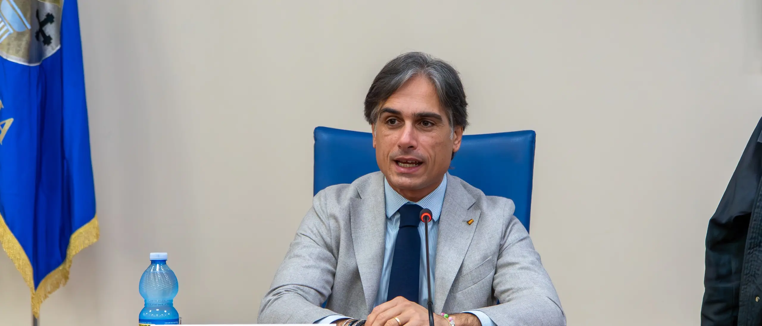 Falcomatà interroga Occhiuto: «Perchè paghiamo 50 euro a passeggero a fronte dei 10 delle altre regioni?»\n