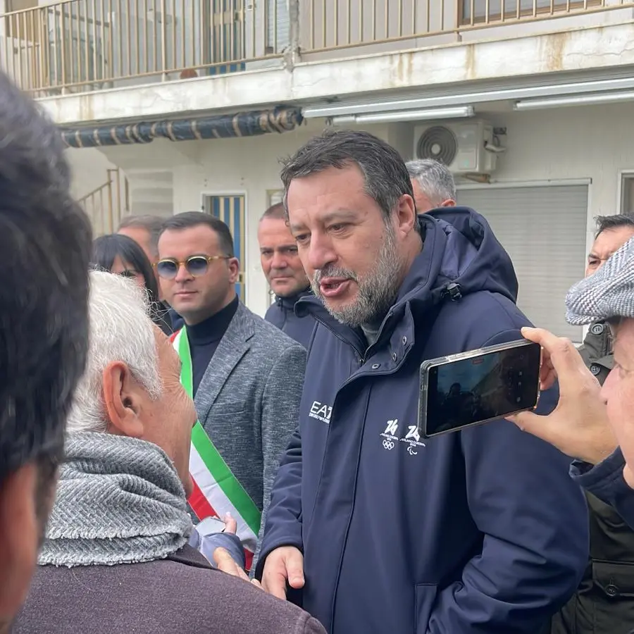 Salvini, sopralluogo a Melito sul lungomare devastato da Harry: «I fondi ci sono, ora deroghe per intervenire subito»