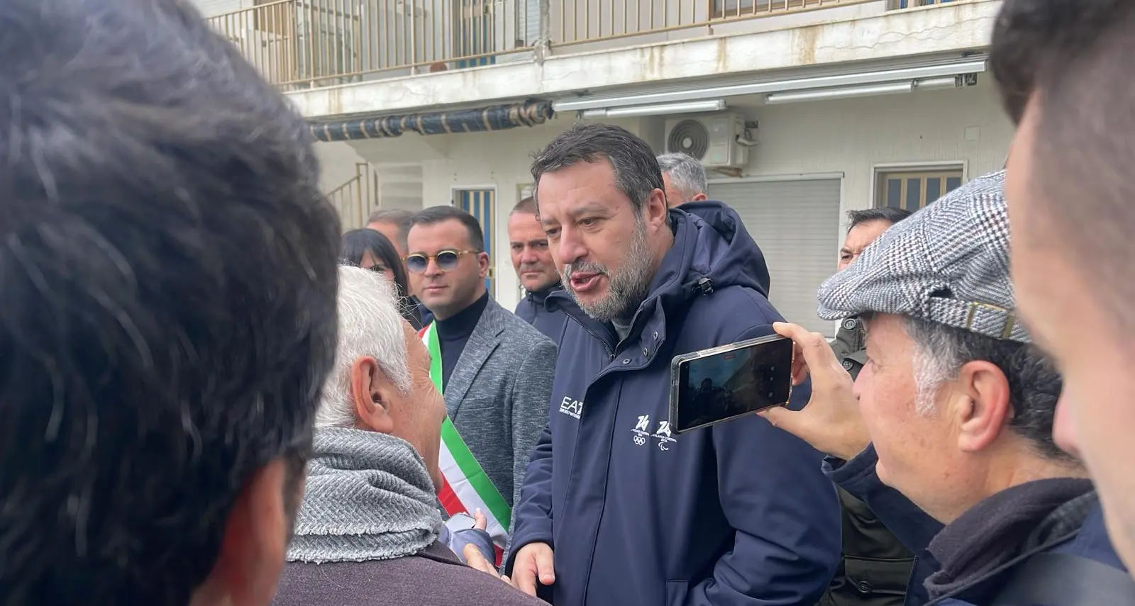 Salvini, sopralluogo a Melito sul lungomare devastato da Harry: «I fondi ci sono, ora deroghe per intervenire subito»