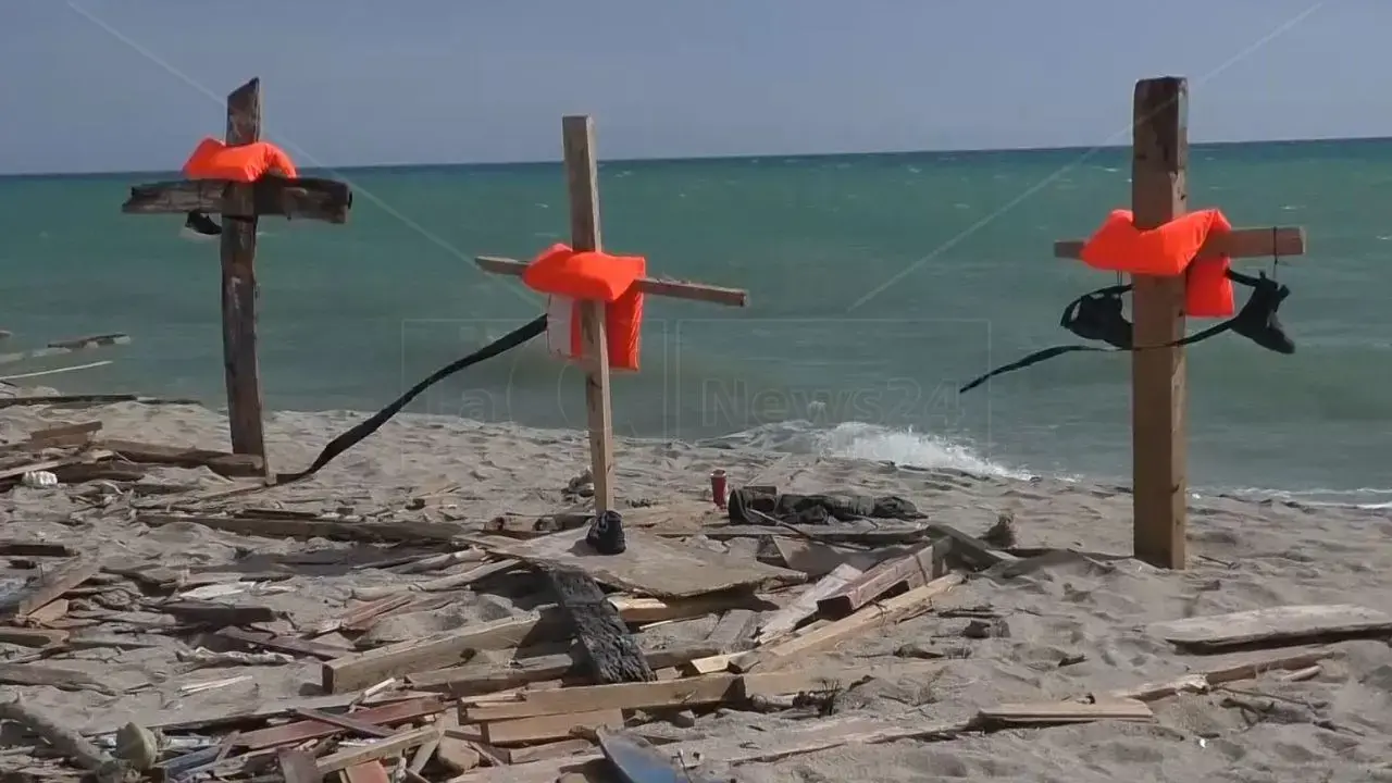 Strage di Cutro, hanno scelto di testimoniare i sei militari imputati per i ritardi nei soccorsi\n