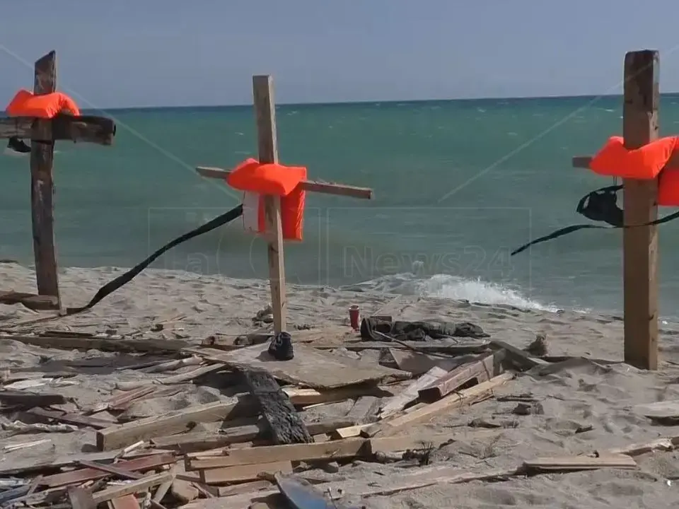 Strage di Cutro, hanno scelto di testimoniare i sei militari imputati per i ritardi nei soccorsi