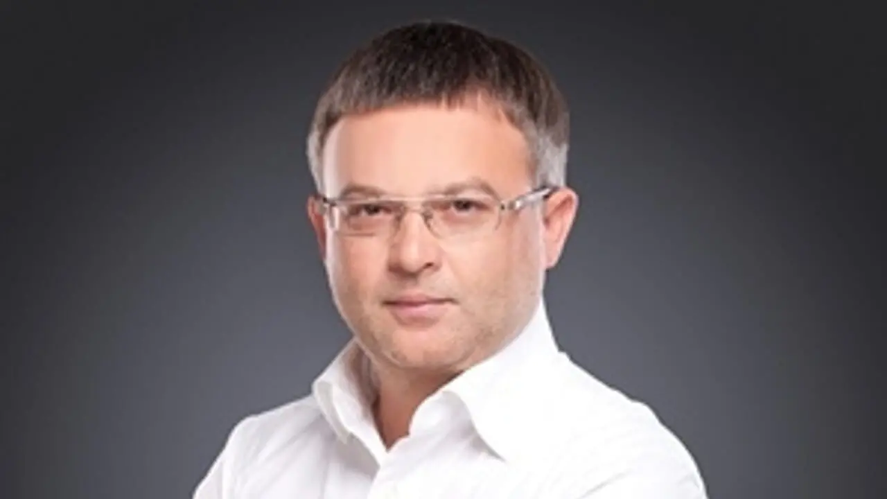 Strangolato e poi gettato dalla finestra nel cuore di Milano: i tre passaporti, la stanza “pulita” e l’ombra dei killer sul b&b di lusso\n