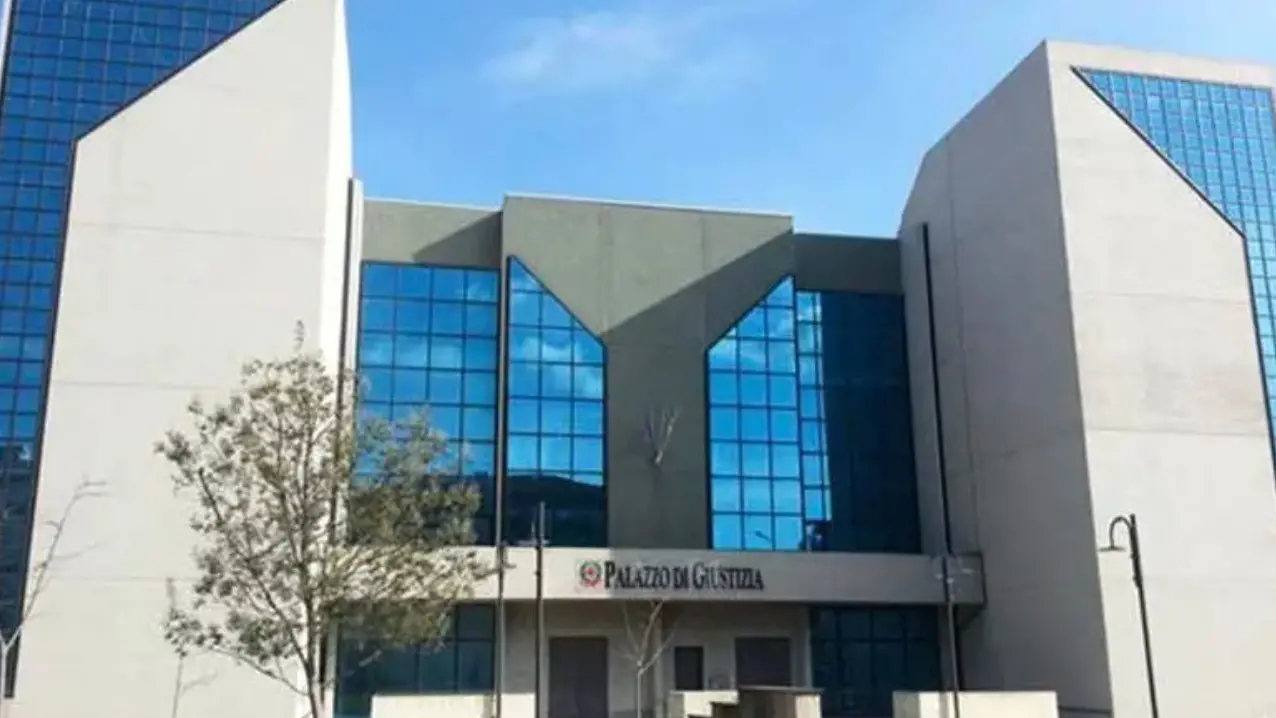 <p>Il nuovo palazzo di Giustizia di via Lacquari al centro dell'inchiesta</p>\\n