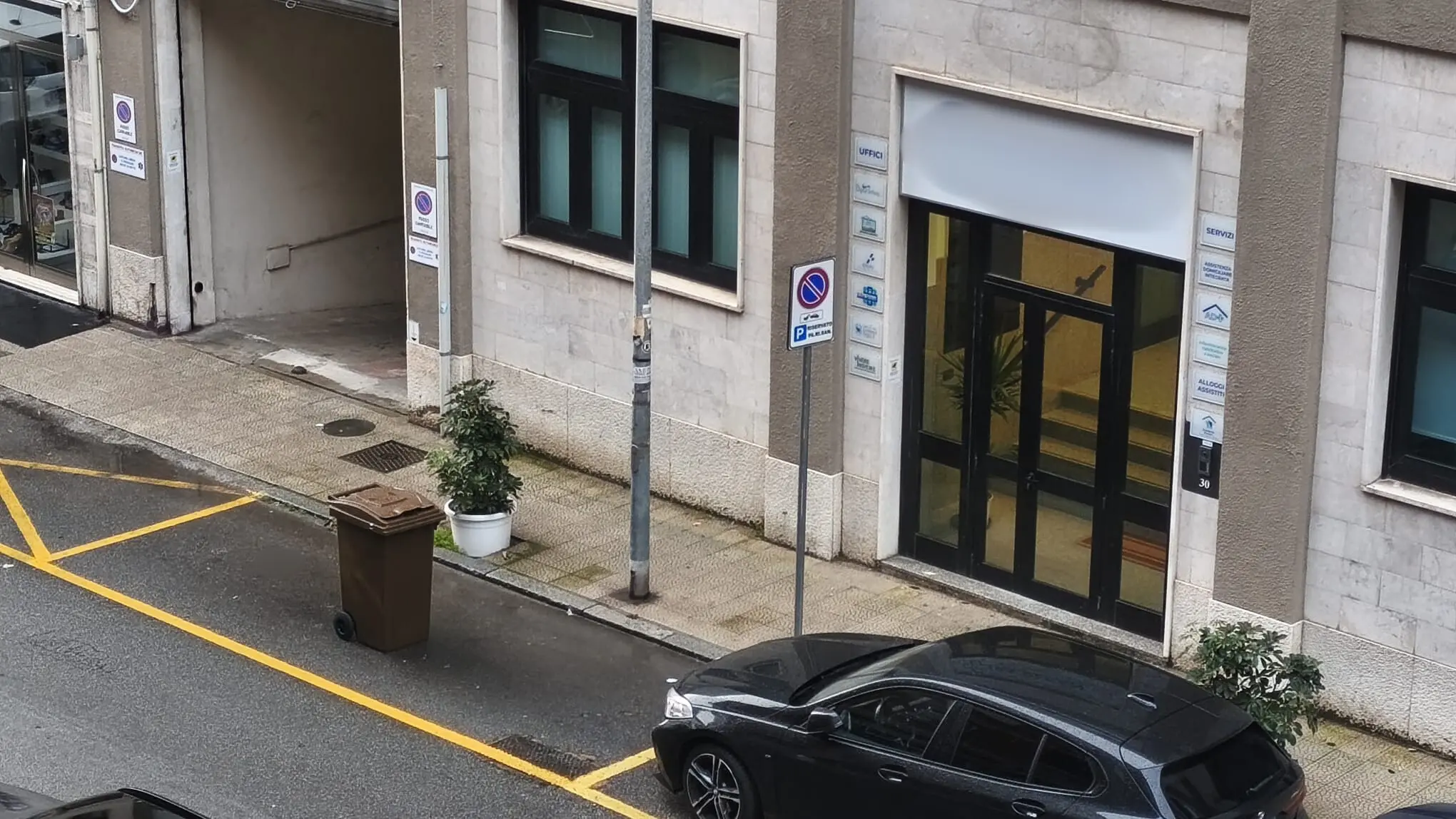 Catanzaro, troppi stalli riservati agli uffici giudiziari in via Buccarelli: arriva la petizione di residenti ed esercenti\n