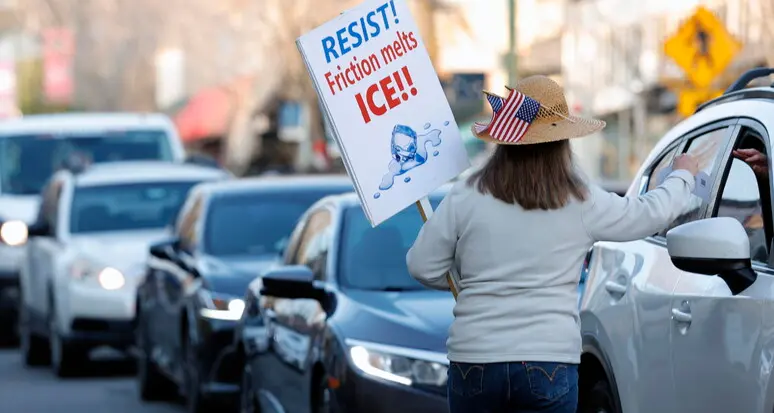 L’Ice e l’idea autoritaria dell’ordine, dalle città santuario americane a Milano Cortina: come la paura diventa metodo di governo\n